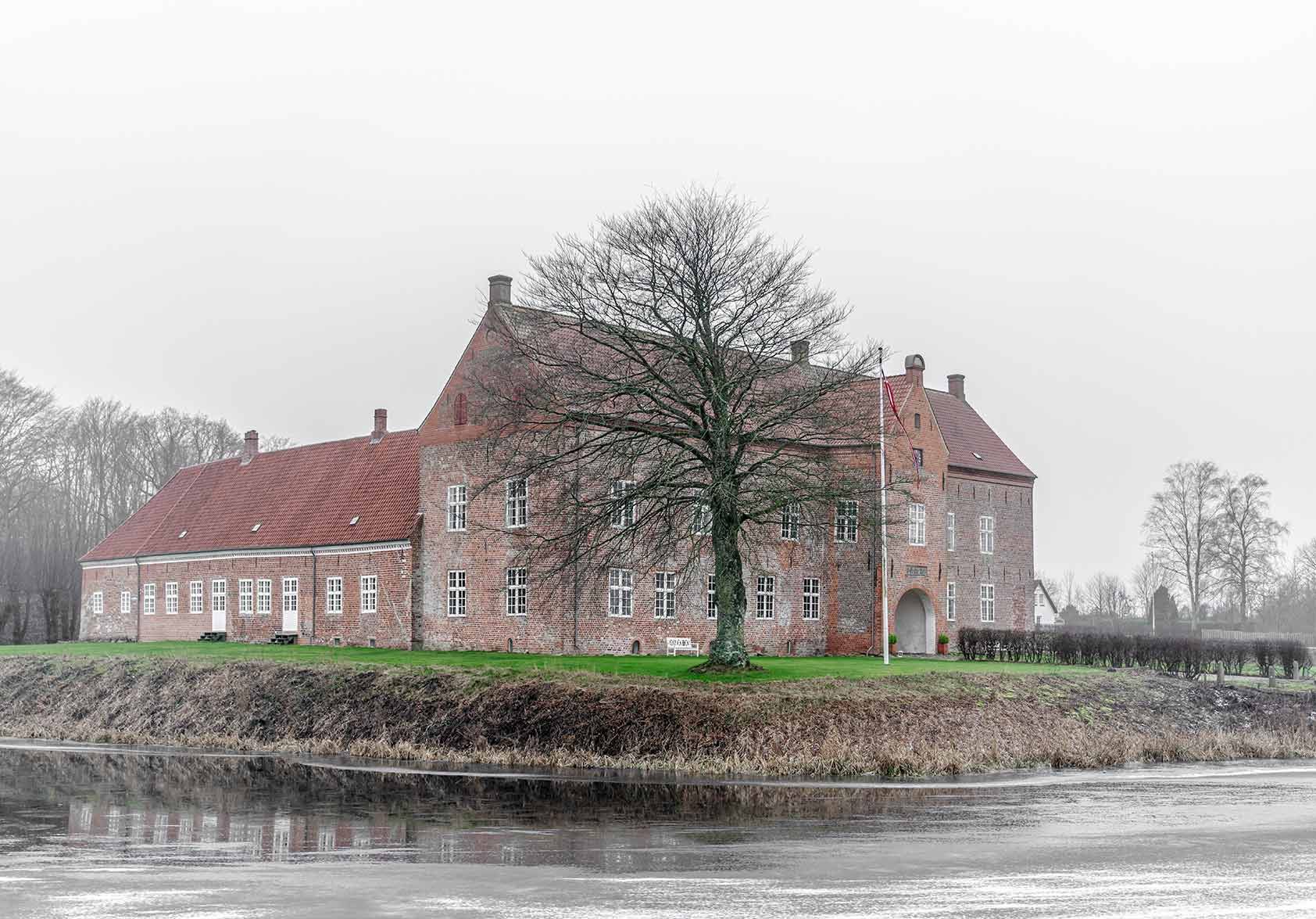 sæby slotsgaard Herregårdsmuseet Sæbygård – Sæby, renæssanceslottet Sæbygård Sæbygaard er en herregård i Volstrup Sogn ved Sæby, Grøn træ omgivet af slot